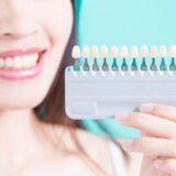 前歯のホワイトスポットが恥ずかしい！原因と削らない治療法・予防策を解説