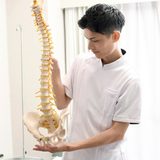 骨盤矯正で骨が鳴る理由は？ボキボキ音の正体と施術の安全性・注意点を解説