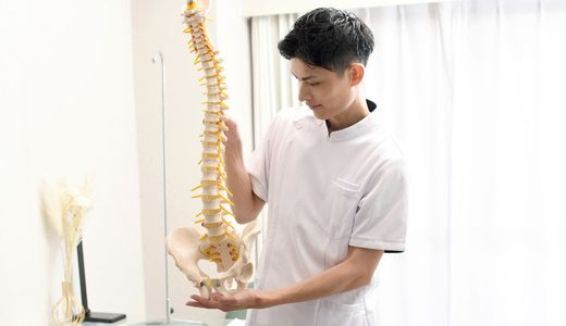 骨盤矯正で骨が鳴る理由は？ボキボキ音の正体と施術の安全性・注意点を解説