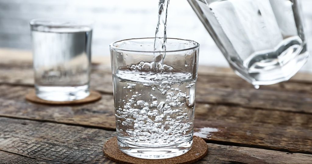 むくみを未然に防ぐ機内での水分補給と食事の工夫のイメージ画像