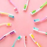 歯ブラシの適切な交換時期の目安は？見分け方や放置するリスクを解説