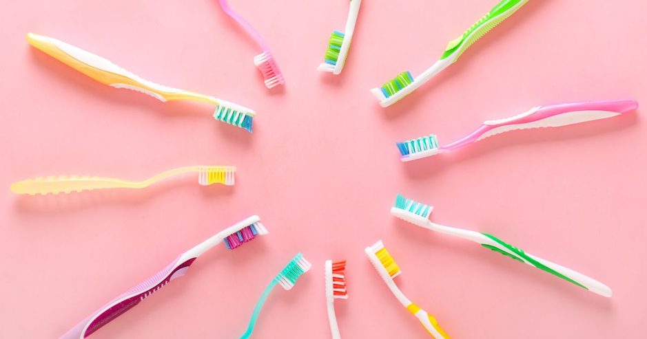歯ブラシの適切な交換時期の目安は？見分け方や放置するリスクを解説